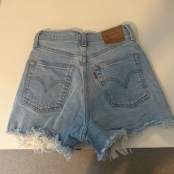 Levi’s Ribcage Shorts - Picture 2 of 4